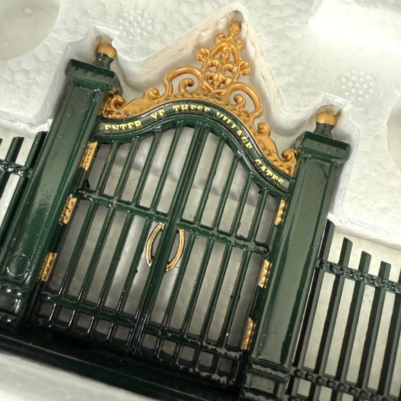 NOS Dept 56 Heritage Village Wrought Iron Gate Fence Green Gold 55140 Excellent - Picture 10 of 13
